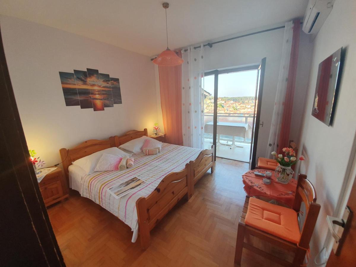 Apartments Luci ฮวาร์ ภายนอก รูปภาพ