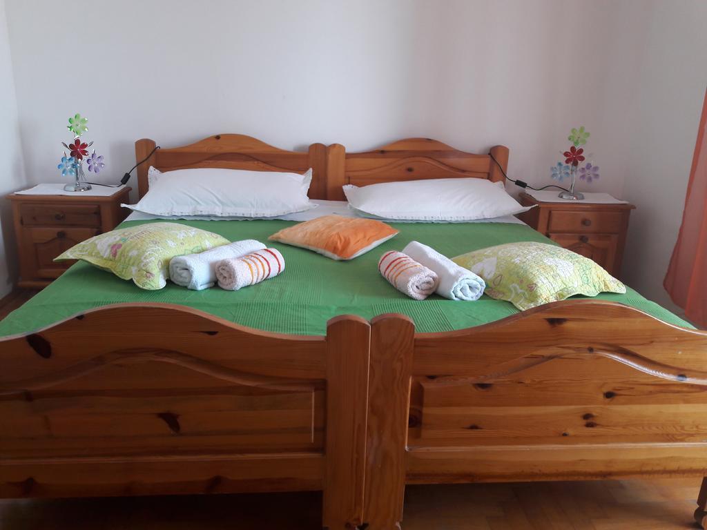 Apartments Luci ฮวาร์ ภายนอก รูปภาพ